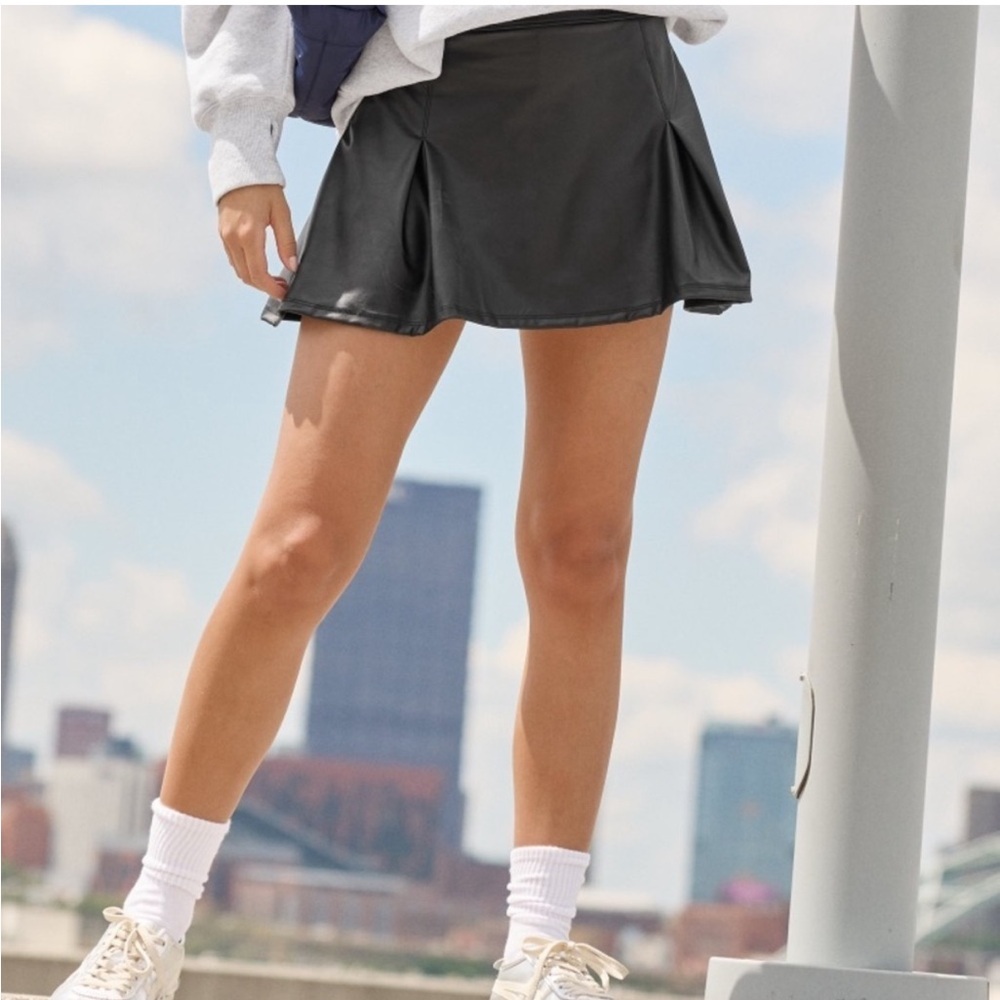 Offline by Aerie Black Faux Leather Flared Women's Skort